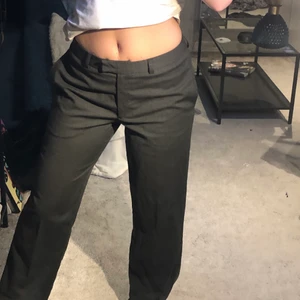 Kostymbyxor - Säljer dessa kostymbyxor som ja köpte ifrån Sellpy aldrig andvända i bra sick. dom e raka/vida i benen. Väldigt Många personer intresserade så startar en budgivning ! Endast testade (när jag tog denna bild)Innerbensmått ca 83 cm
