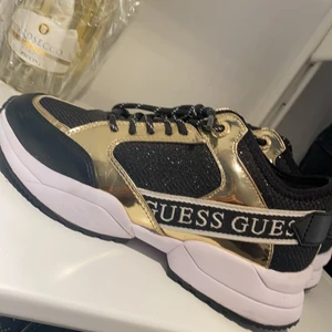 Guess sneakers  - Säljer mina GUESS skor i strlk 37, köpta för 1400kr säljer för 1000, som nya använda Max 5 ggr! Kvitto och bevis kommer med🍁🍂