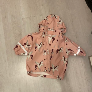 Regnjacka  - Söt liten regnjacka med fina detaljer, för små flickor. Den är i bra skick och bra kvalitet. (Köparen står för frakt) 
