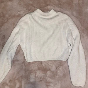 Stickad tröja - Croppad stickad tröja från H&M, köparen står för frakten!🤍