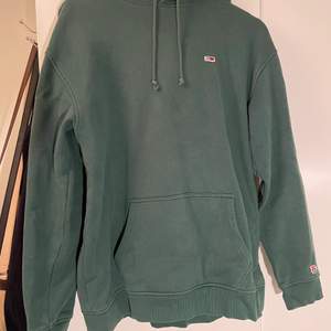 Säljer min gröna Tommy Hilfiger hoodie i använt men gott skick storlek small. 