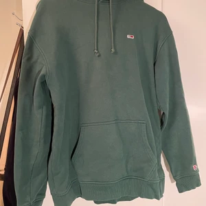 Tommy Hilfiger hoodie - Säljer min gröna Tommy Hilfiger hoodie i använt men gott skick storlek small. 