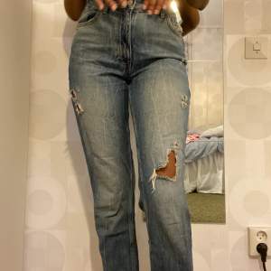 Ett par slitna mom jeans från zara