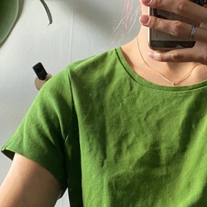 Grön T-shirt  - Grön T-shirt i stretchigt tyg, står storlek XL men passar fint som M