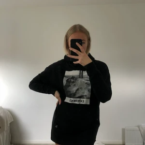 Hoodie - Snygg hoodie som knappt är använd. Köpt på herravdelningen på Lager 157. 