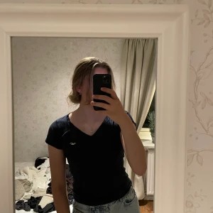 T-shorts från Hollister  - Säljer min t-shirt från Hollister i marinblå