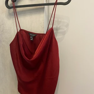 Linne - Vinrött linne storlek 36. Perfekt för fina utekvällar 🌹