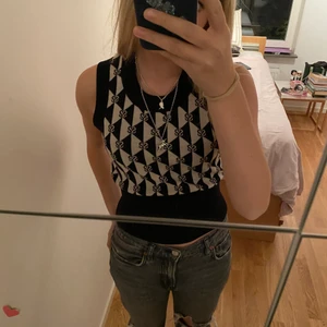Sandro vest  - Säljer min superfina sweater vest från sandro som är helt slutsåld✨Passar perfekt till hösten!❤️ Slutsåld i hela Europa och köpt förra hösten för ca 2000 och säljer för 500🙏🏽 I perfekt skick😗Bud på 750