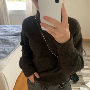 Brun stickad polotröja - Mysig brun stickad tröja med polokrage från HM! Perfekt att ha i höst!🍂 ☺️