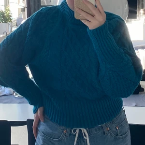 Stickad tröja - Turkosblå tjockstickad tröja från H&M. Storlek M, sparsamt använd i nyskick. 