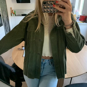 Grön jacka - As cool och skön, grön jacka med Manchester tyg. Sparsamt använd! Köparen står för frakten💓