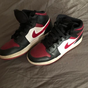 Jordans - Säljer mina fina mörkröda jordans eftersom dom inte kommer till användning och jag vill även köpa nya. Dom är inte använda så mycket o därför i bra skick.