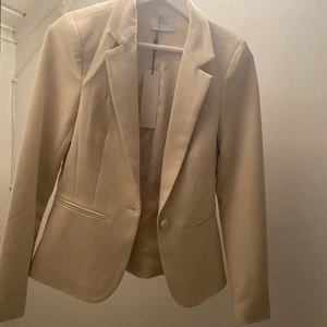 Kavaj  - En ny kavaj som jag aldrig har använt, prislappen är fortfarande på. Köpte den i en liten butik på Käringön för 999kr. Buda gärna❤️ inga defekter!! Storlek xs men den passar en S lika bra