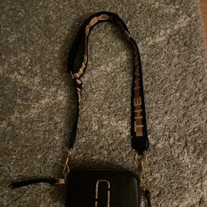 Marc Jacobs väska  - Säljer nu min jättefina marcjacob väska. Den är näst intill oanvänd, köpte den i mitten av sommaren. Säljer den pga att den inte kommer till användning men tycker den är supersnygg. Kvitto, dustbag och allt annat följer med. Köpte den på NK i Göteborg för 3900. Säljer den för 1700. (Pris kan diskuteras)