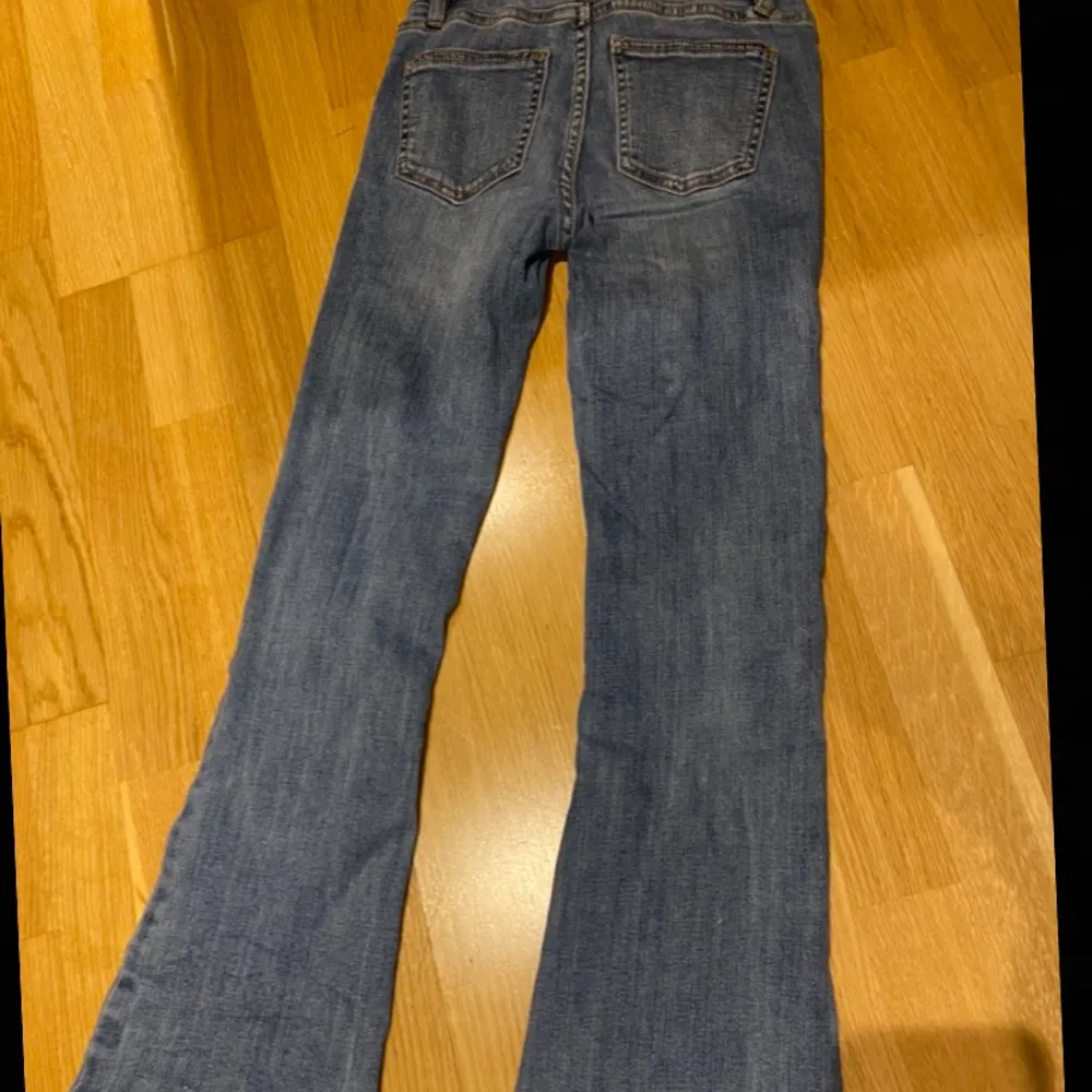 Ett par lågmidjade jeans använt ett fåtal gånger men är super fina fortfarande, dom är ganska korta i längden så skulle passa någon som är runt 165 ksk. Jeans & Byxor.