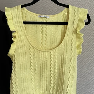 Virkad topp ifrån Zara - Super söt virkad/stickad topp ifrån ZARA, knappt använd 💛 strl XS💛 skriv för mer bilder! Bud startar på 100.