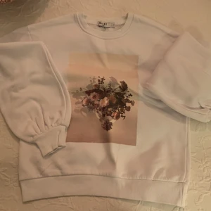 Tröja med blomster tryck - Jätte mysig varm gosig tröja inför vintern. 