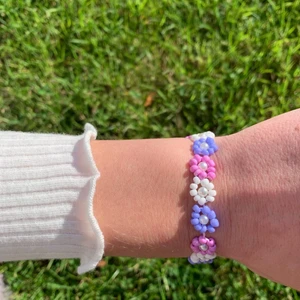 Blommigt armband - Säljer detta handgjorda blommiga armband + ring för 40kr tillsammans💜🤍💗 Endast armband 35kr Endast ring 10kr