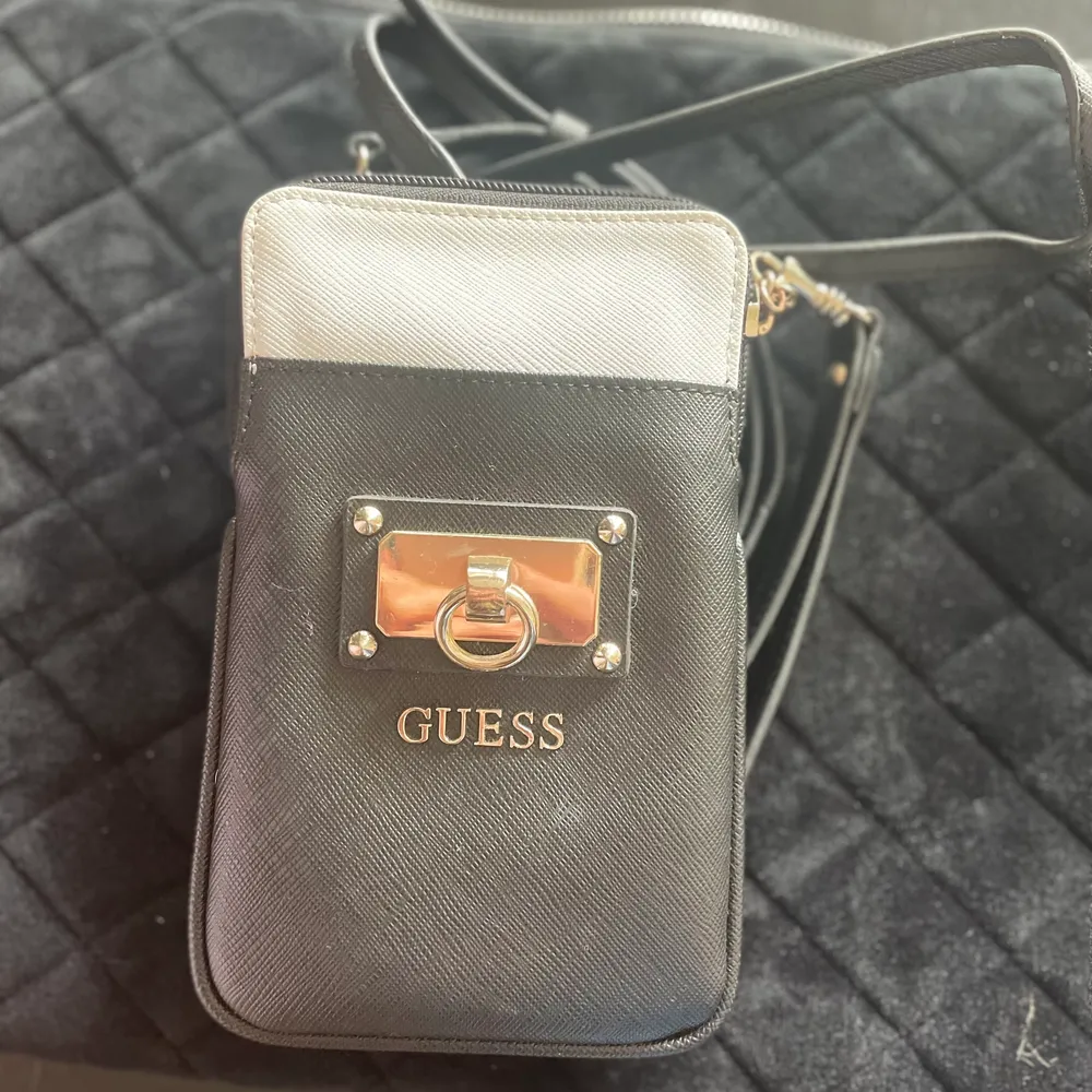 En fin och handy liten väska från Guess. Vegan leather, Cross body. Väskor.