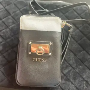En fin och handy liten väska från Guess. Vegan leather, Cross body