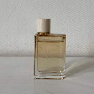 Något använd parfym från burberry. 30 ml. Nypris 700 kr.