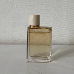 Burberry eau de parfume london dream - Något använd parfym från burberry. 30 ml. Nypris 700 kr.
