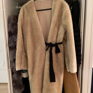 Kappa - Jätte söt lång teddy kappa med svart bälte, sitter fint i passformen storlek 34 