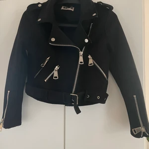 Dm jacka. - Säljer en jätte snygg jacka från DM i storlek xs.  Jag har använt den i 3 månader ungefär. Finns inga fläckar, hel och fin.  Lite grövre/tjockare i tyget så passar perfekt för hösten. Jackan är lite kortare i modellen och går precis ovanför höfterna på mig.  Köptes för 900:-