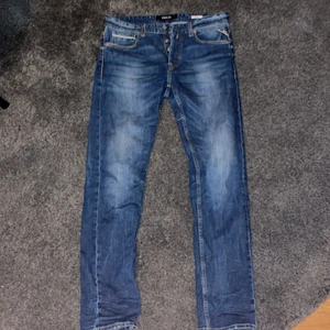 Jeans - Ett par sköna replay jeans. Köpt i fel storlek (32) men skit snygg modell. Inga som helst flaws. Hör gärna av dig! (nypris 1299kr från care of carl).