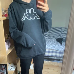 Kappa hoodie - Kappa hoodie från sellpy. Ett hål i fickan men om man stör sig på de så kan man nog sy ihop det. Pris kan diskuteras