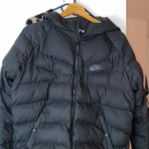 Nike vinterjacka - Jacka från nike, inga hål eller liknande! Sparsamt använd, sitter bra på mig som har S/M (dam)! Vill man ha hoodie under så går det!💕
