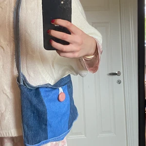 Jeans väska - Jättesöt jeansväska!! Rymlig!!!