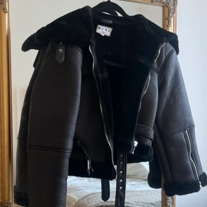 Jacka från nakd - Säljer nu denna jackan från nakd, den är i väldigt gott skick då jag endast använt den en gång. Skriv för fler bilder 💓 kan frakta eller mötas upp i Linköping eller Stockholm. (Om jag fraktar står köparen för fraktkostnaden) 