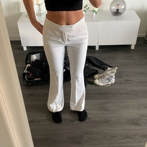 Vita långa byxor  - Superfina vita kostymbyxor från zara. Jag är 169cm. Köpare står för eventuell frakt 💗