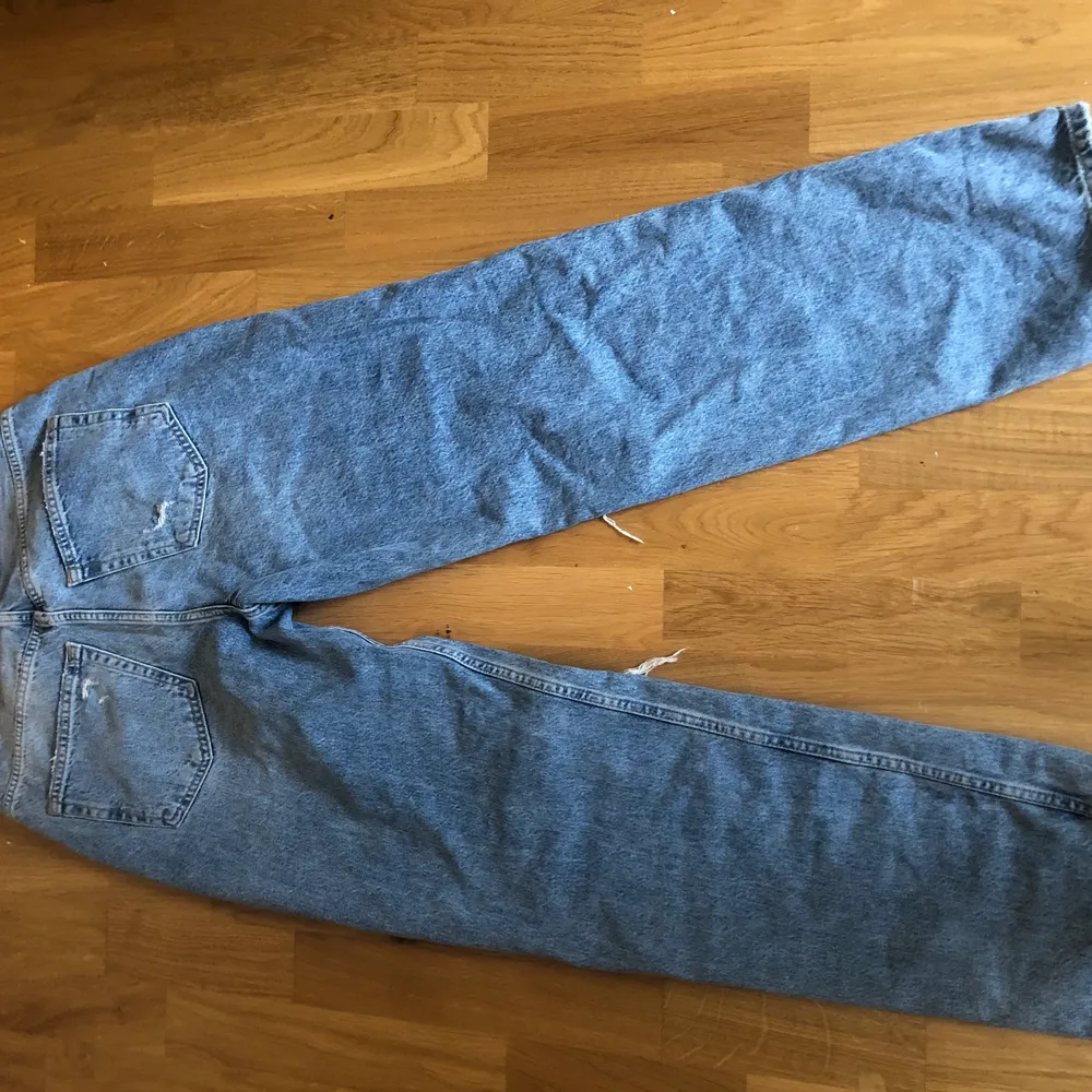 Säljer dom här fina jeansen från Gina tricot i storlek 38 eftersom de är för stora. Har inte använt jeansen mycket och är i bra skick. Köpte för 600kr. Skriv privat om intresse🥰 köparen står för frakten💕. Jeans & Byxor.