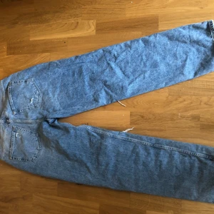 Gina tricot jeans - Säljer dom här fina jeansen från Gina tricot i storlek 38 eftersom de är för stora. Har inte använt jeansen mycket och är i bra skick. Köpte för 600kr. Skriv privat om intresse🥰 köparen står för frakten💕