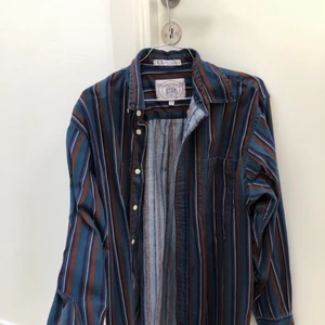 John ashford vintage skjorte  - Vintage skjorte kan bruges som skjorte eller som tynd jakke, har aldrig selv brugt den men den er vintage ❤️