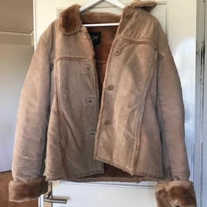 Mockajacka med päls - Jacka i mocka med pälskrage och päls vid armarna. Märket Gipsy. Fint skick. Köpt på Tradera. Frakt tillkommer 🌹