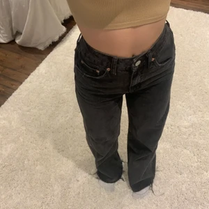 Svarta highwaist BDG jeans  - Säljer mina svarta BDG jeans från Urban Outfitters! Säljer då det inte riktigt passar min stil längre. Använda Max 3 gånger och köpta för ungefär 600kr! Säljer för 350! Frakt ingår  ❤️❤️❤️