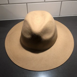 Hatt - Väldigt fin hatt helt oanvänd!