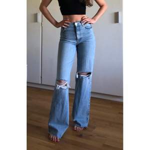 💓 Vida jeans med öppna knän                                            💓 MÄRKE: Zara                                                           💓 STORLEK: 34 (normala i storlek)                                  💓 SKICK: Helt oanvända så i nyskick                                                        💓 Jag är 173 cm, de går att klippa kortare!                