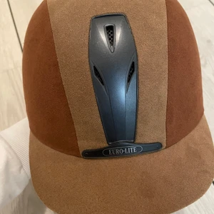 Oanvänd ridhjälm - Oanvänd ridhjälm brun mocka storlek 51❤️