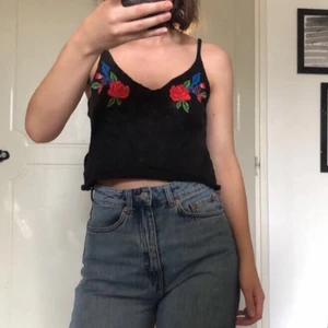 Linne - Svart stickat linne med rosdetalj på