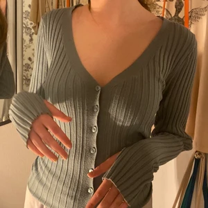 Weekday kofta - Superfin grön tröja/kofta ifrån weekday‼️Små hål för tummarna på ärmen! Knappt använd så den är som i nyskick🧚storkek xs:))