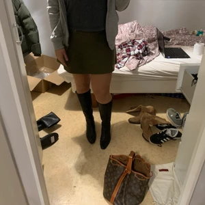 Svarta stövlar - Snygga stövlar, storlek 37 och ca 5 cm klack. Helt nya