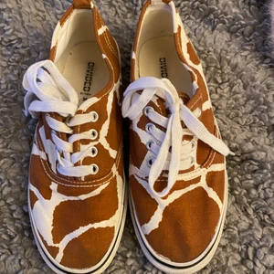 Giraffskor - Superballa skor i ”vans” stil och med giraff-print