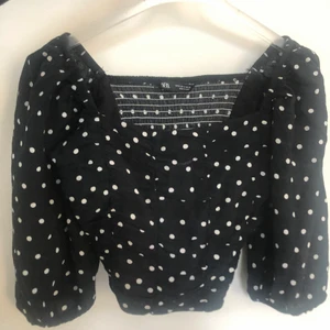 Puffärmad topp från zara Strl S - Passar även M. Har en zipper på sidan. Möts upp i stockholm eller fraktar 👾