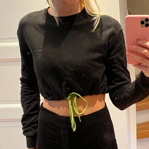 Långärmad magtröja  - Använder inte längre men den är i bra skick och ej använd så många gånger. Köparen står för frakten👛