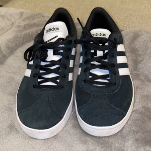 Adidas sneakers storlek 37 1/3 - Adidas skor i svart/vit. Knappt använda