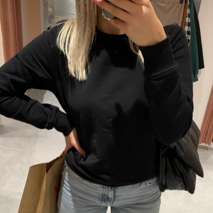 Sweatshirt - Jättefin enkel svart sweatshirt perfekt nu till hösten ❤️🤩